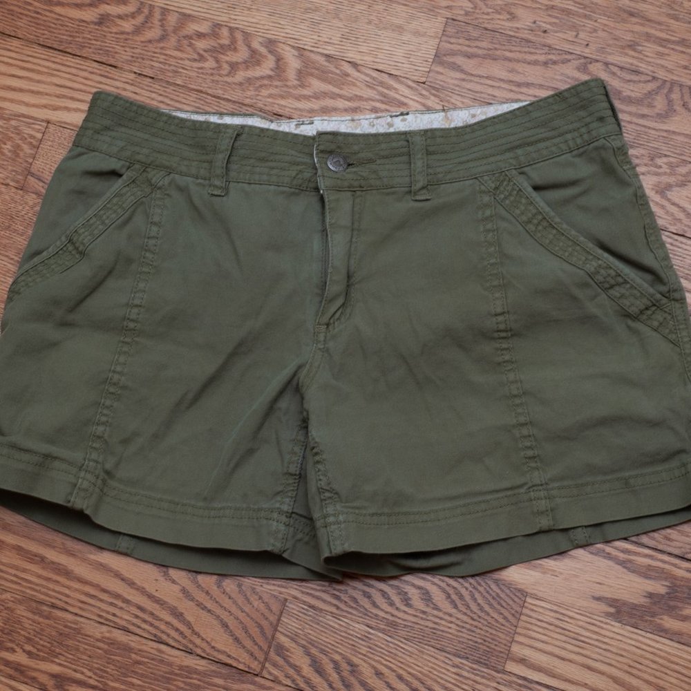 Mountain Khaki Ladies Green Pocket Shorts 10